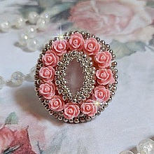 Bague Parisian Roses brodée avec une pierre de gemme : le Quartz Rose orné de cabochons ronds en forme de rose avec des rocailles Argentées japonaises en verre, le tout est monté sur bague en laiton